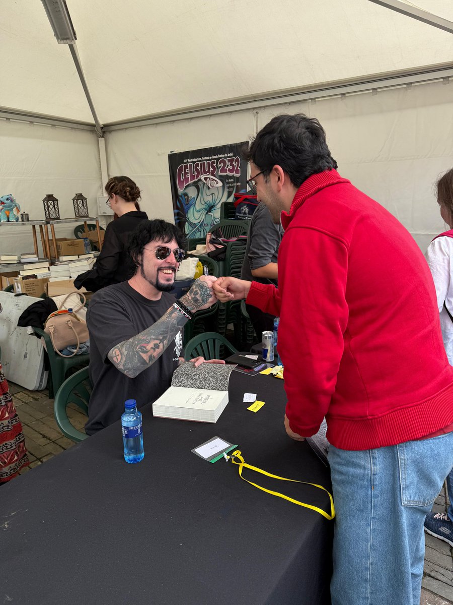 BorjaFnc's tweet image. Logro del #celsius2025: las firmas de estos 4 autores poco conocidos y que no pueden ser más majos ✨🌟✨💯
@BrandSanderson @misterkristoff
@LordGrimdark @aptshadow