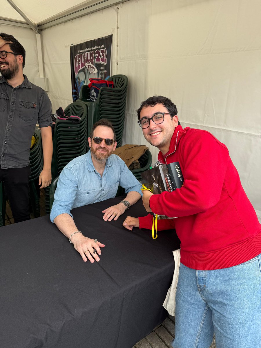 BorjaFnc's tweet image. Logro del #celsius2025: las firmas de estos 4 autores poco conocidos y que no pueden ser más majos ✨🌟✨💯
@BrandSanderson @misterkristoff
@LordGrimdark @aptshadow