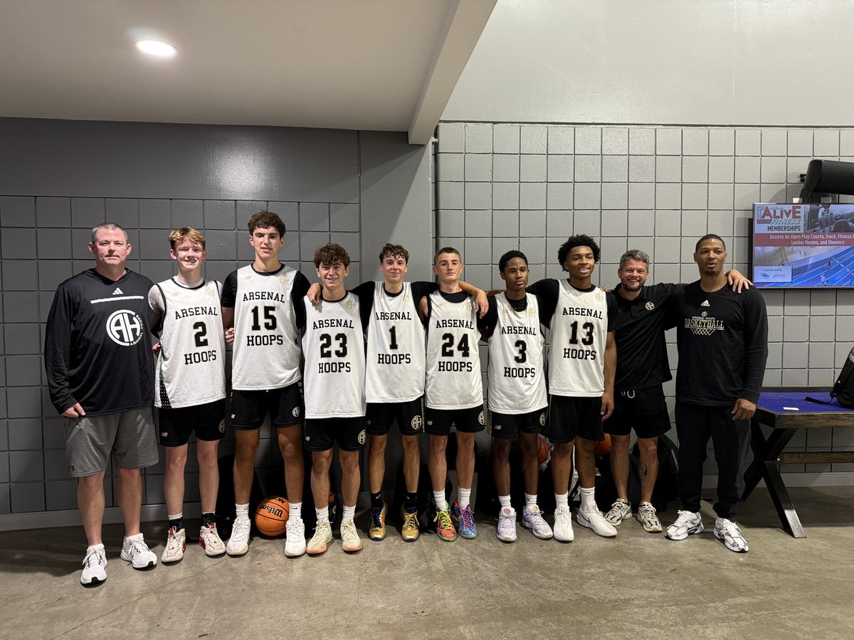 ArsenalHoops's tweet image. 16U Black finishes 8-0 in July! Overall great spring and summer for this group. Some excellent players who made great strides this spring/summer and will be big names this winter.
Thank you Coach Ashby, Coach Oster & Coach Price.