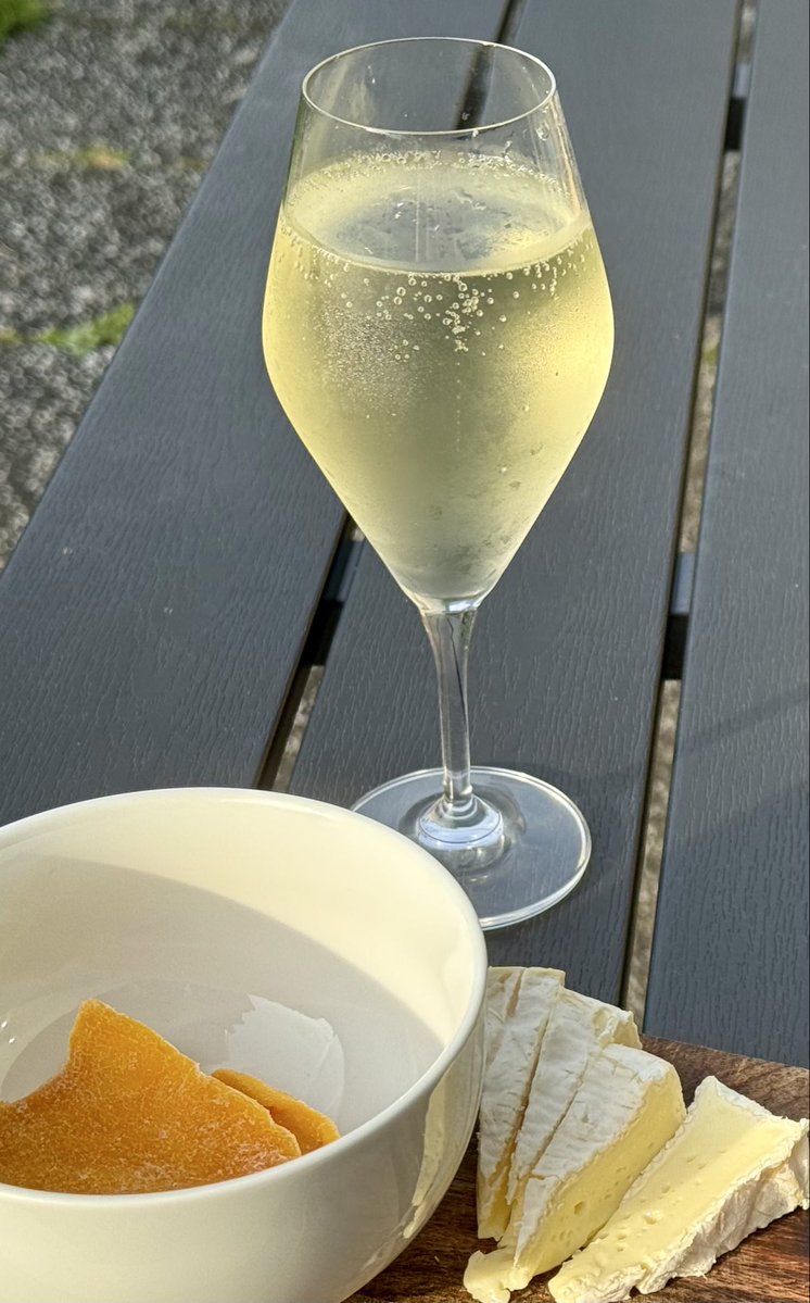TrJiri's tweet image. Prosím vás, jestli to někdo ještě nezjistil - dokonalá kombinace je sušené mango + camembert + prosecco. Vše dohromady najednou do chřtánu.
Neděkujte, pamatujte.