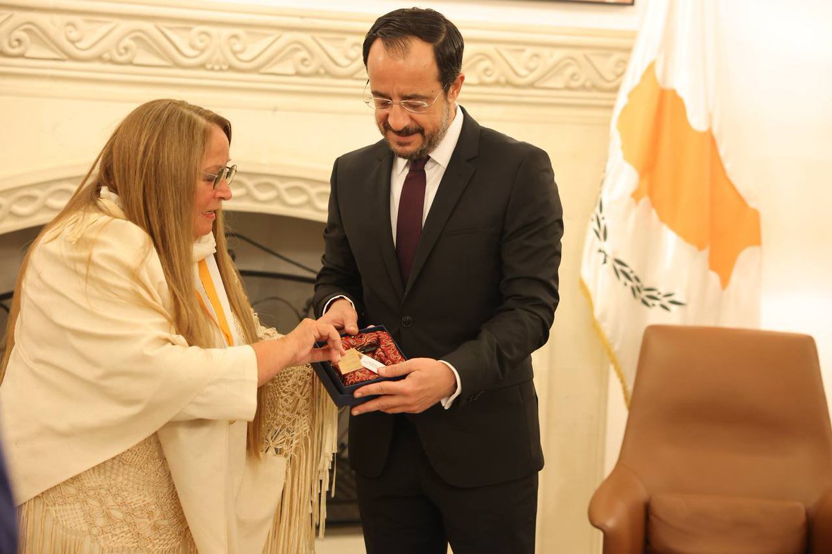 Christodulides's tweet image. Εκ μέρους του Κυπριακού λαού επιτρέψτε μου να σάς απονέμω το μετάλλιο εξαίρετης προσφοράς της Κυπριακής Δημοκρατίας για τη διαχρονική συνεισφορά σας στον πολιτισμό και ειδικότερα, τη συμβολή σας στη διεθνοποίηση του Κυπριακού προβλήματος.
Μαρίζα Κωχ σε ευχαριστούμε 🇨🇾