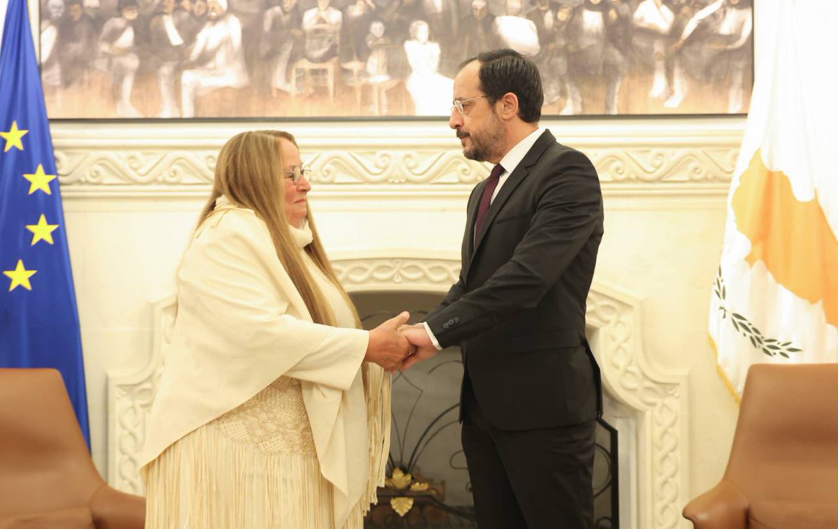 Christodulides's tweet image. Εκ μέρους του Κυπριακού λαού επιτρέψτε μου να σάς απονέμω το μετάλλιο εξαίρετης προσφοράς της Κυπριακής Δημοκρατίας για τη διαχρονική συνεισφορά σας στον πολιτισμό και ειδικότερα, τη συμβολή σας στη διεθνοποίηση του Κυπριακού προβλήματος.
Μαρίζα Κωχ σε ευχαριστούμε 🇨🇾
