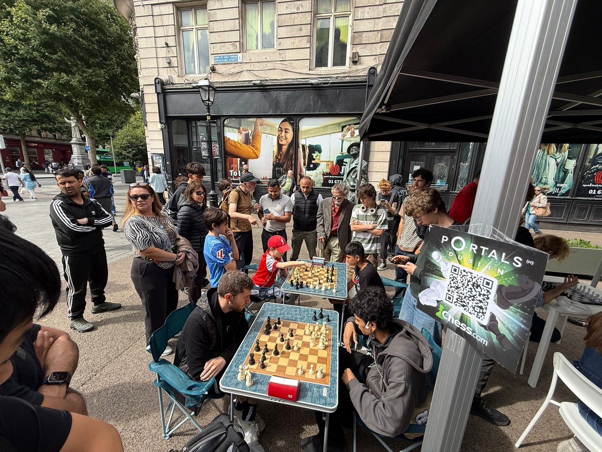 chesscom's tweet image. Playing chess through portals on #InternationalChessDay 😍 #PortalsChess