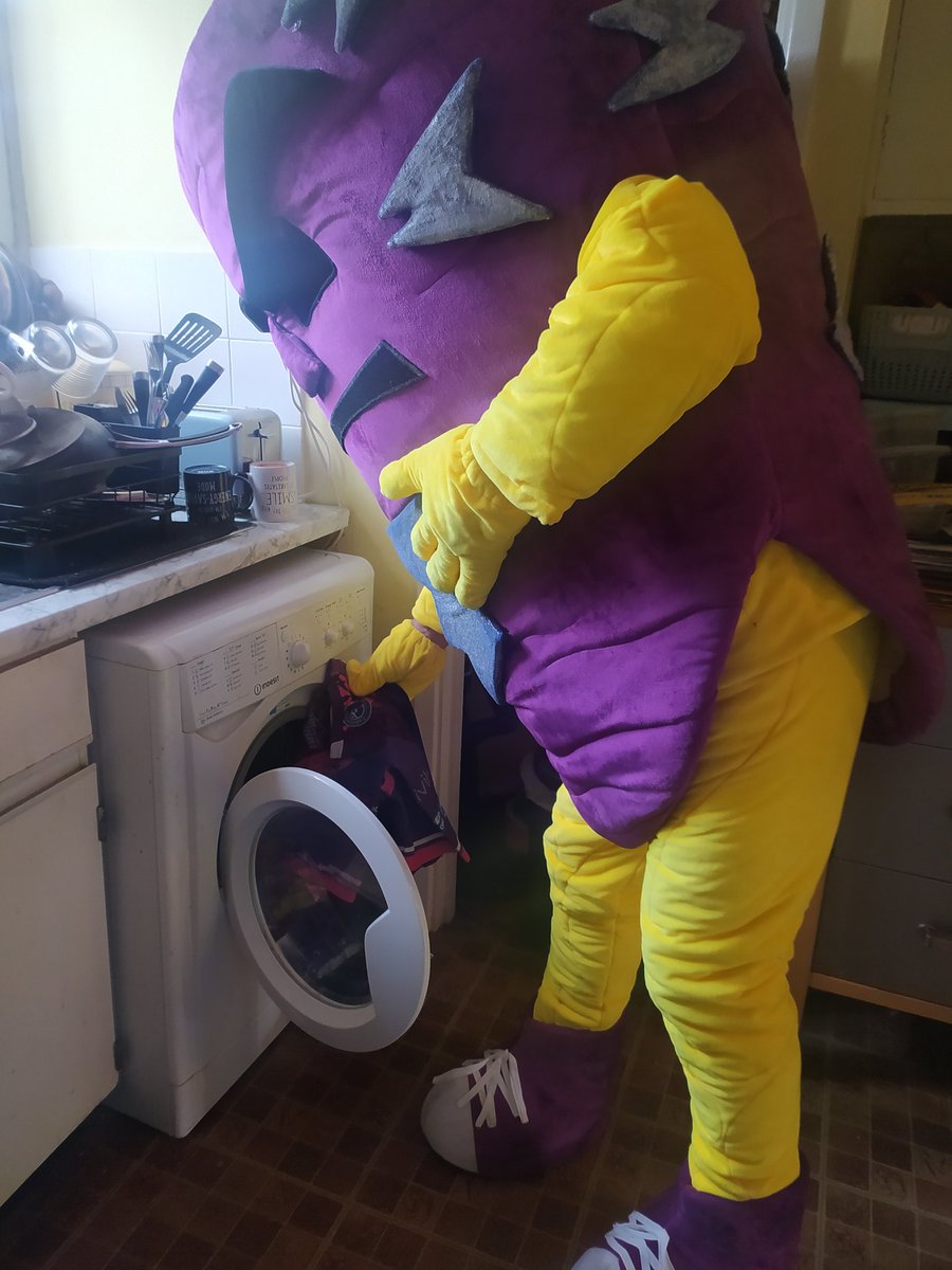 GusTFanclub's tweet image. No @HurricanesRLFC this weekend so better get some housework done...