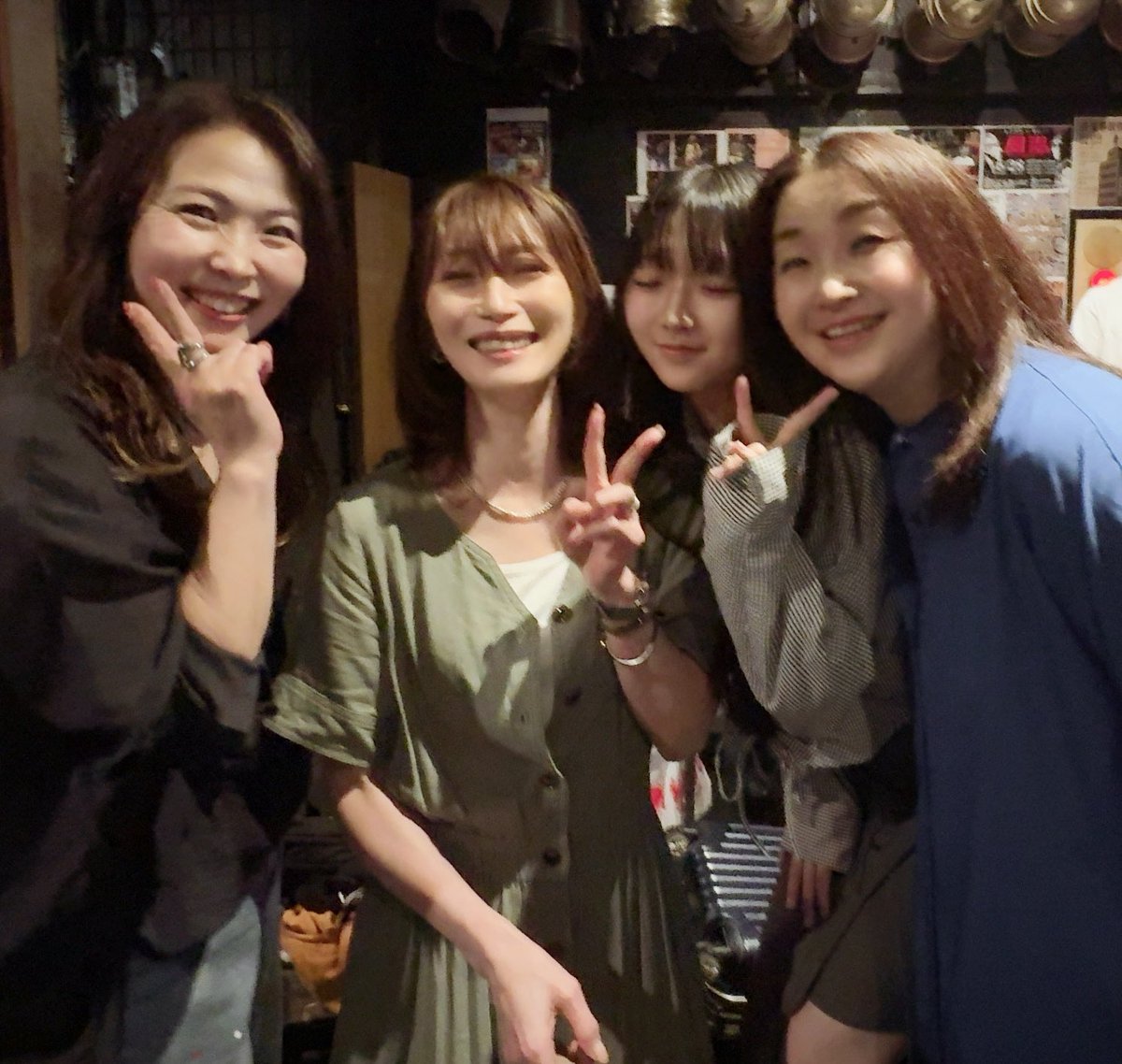 昨日8bamboo LIVE at高円寺ShowBoat！Vo.敬子ちゃんの『Envy』が聞けた！メンバー＆懐しい友人にも再会。初の“音楽仲間”は彼等がスタート。鈴には感謝。こんな仲間達がいる事は尊い。刺激を沢山頂きました。そしてびゅーちふるず最高！めっちゃかっこよかったです！敬子ちゃんお声掛けありがとう✩.*˚