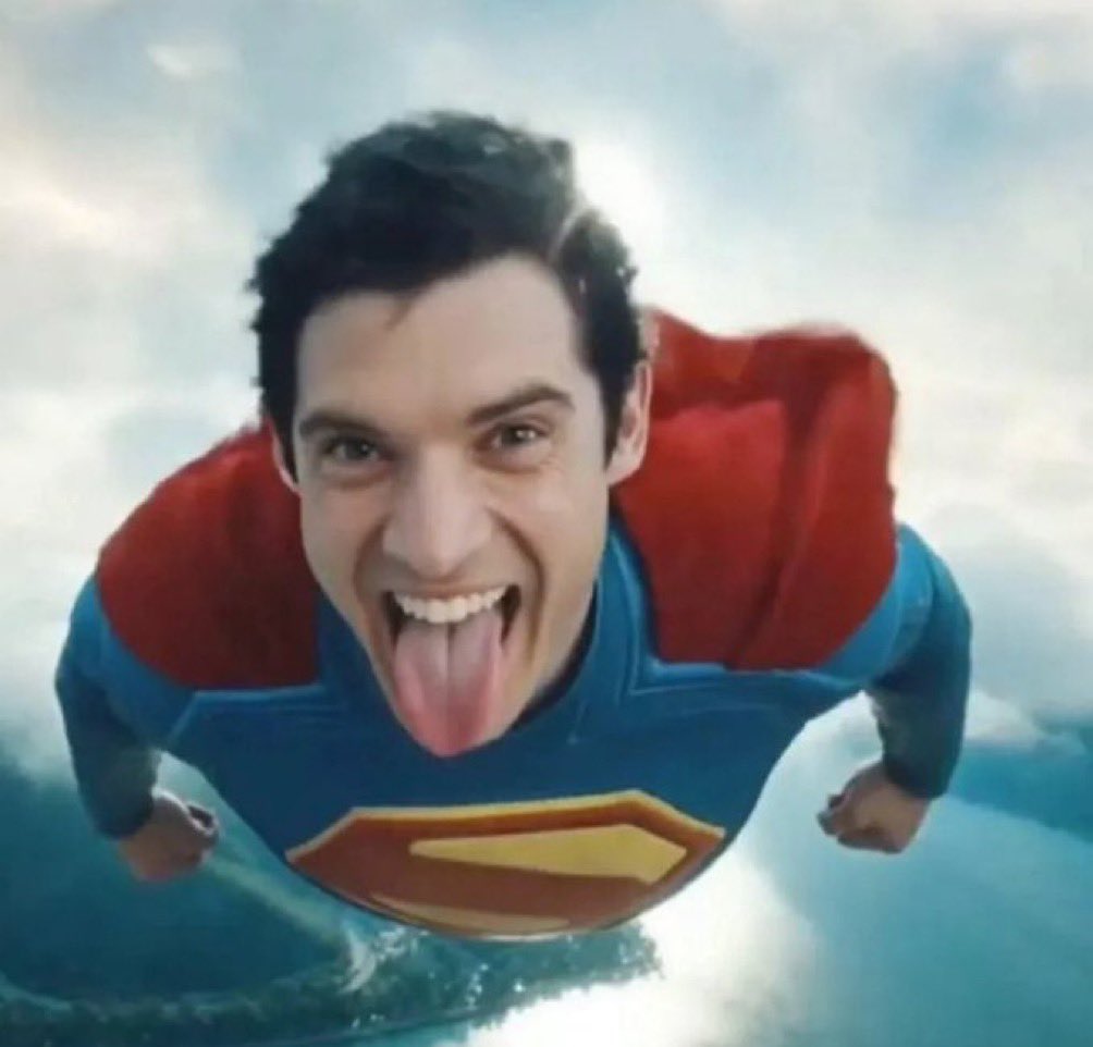 DCULex_Luthor's tweet image. Does this look like a trustworthy man, someone who is safe to be around?
Or is this a ALIEN who is probably carrying PATHOGENS that has probably killed millions of people