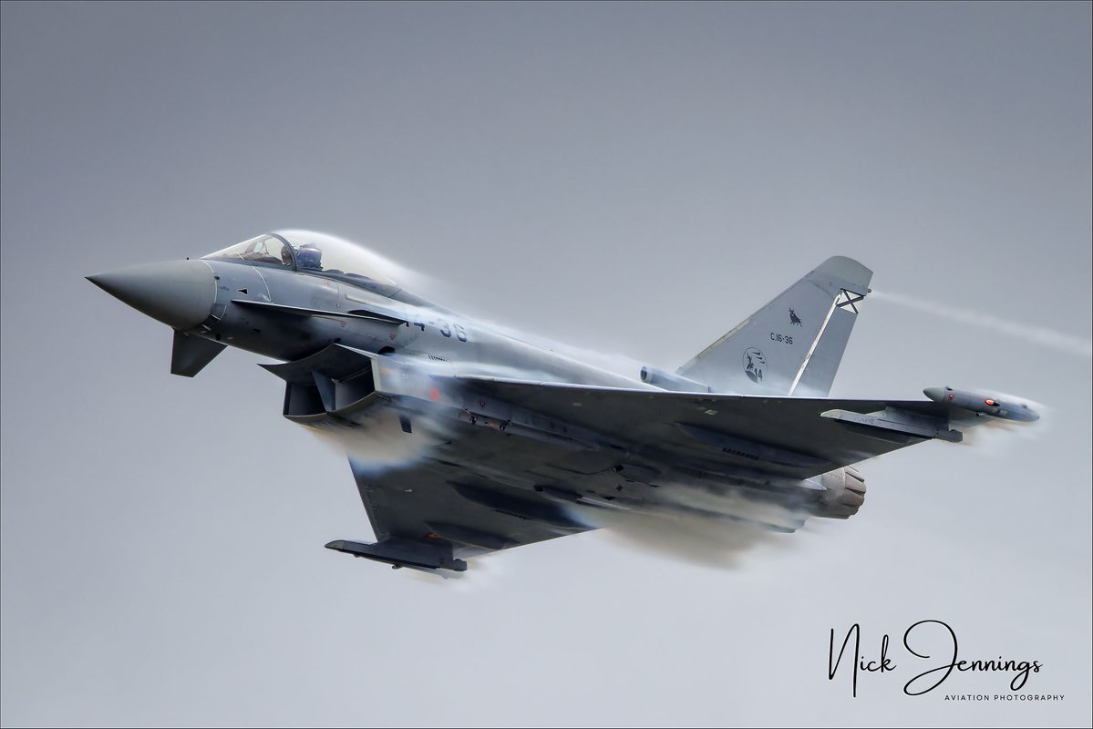 darealnjennings's tweet image. The lesser spotted bearded Eurofighter! Another damp day at RIAT, which meant plenty of vapour. This high speed pass by the Spanish Air Force Eurofighter, being today's highlight.