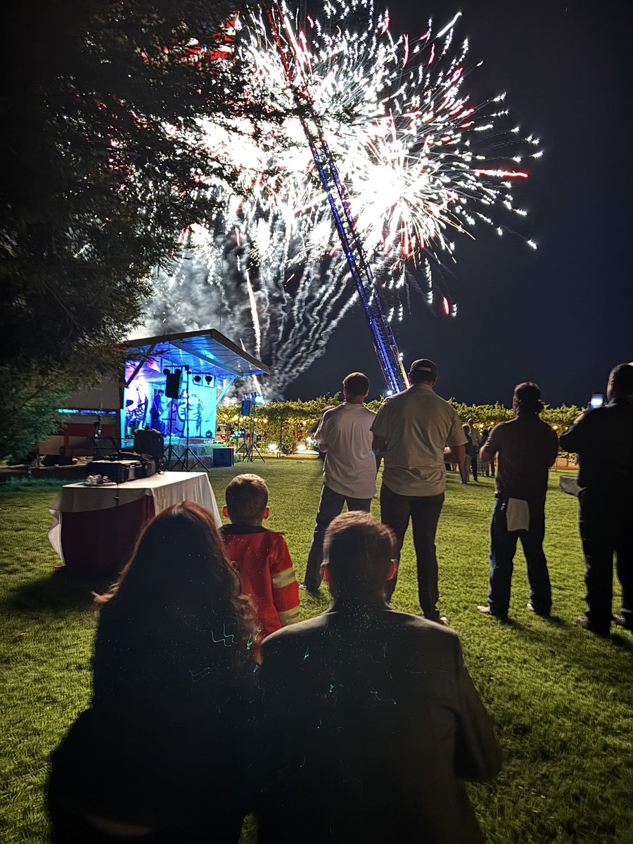 ilike_mike's tweet image. Packed House. Tremendous Generosity. Neighbors helping neighbors.
Over $400,000 raised to support the tireless work of Northern Sonoma County Firefighters including a new radio system for the northern region.
Thank you!