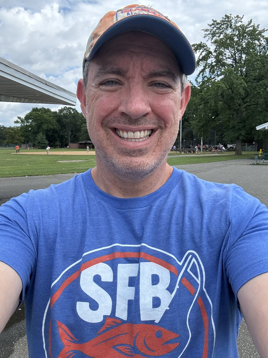 Munson1897's tweet image. Need to burn off some calories after eating and drinking so much at the #SFB15 New York Live Draft. Wearing this awesome looking Islanders Fish Bowl shirt, courtesy of @FishBowlMerch and @FantasyCaresOrg. Anyone else feeling the post draft day blues? @ScottFish24 @fightingchance