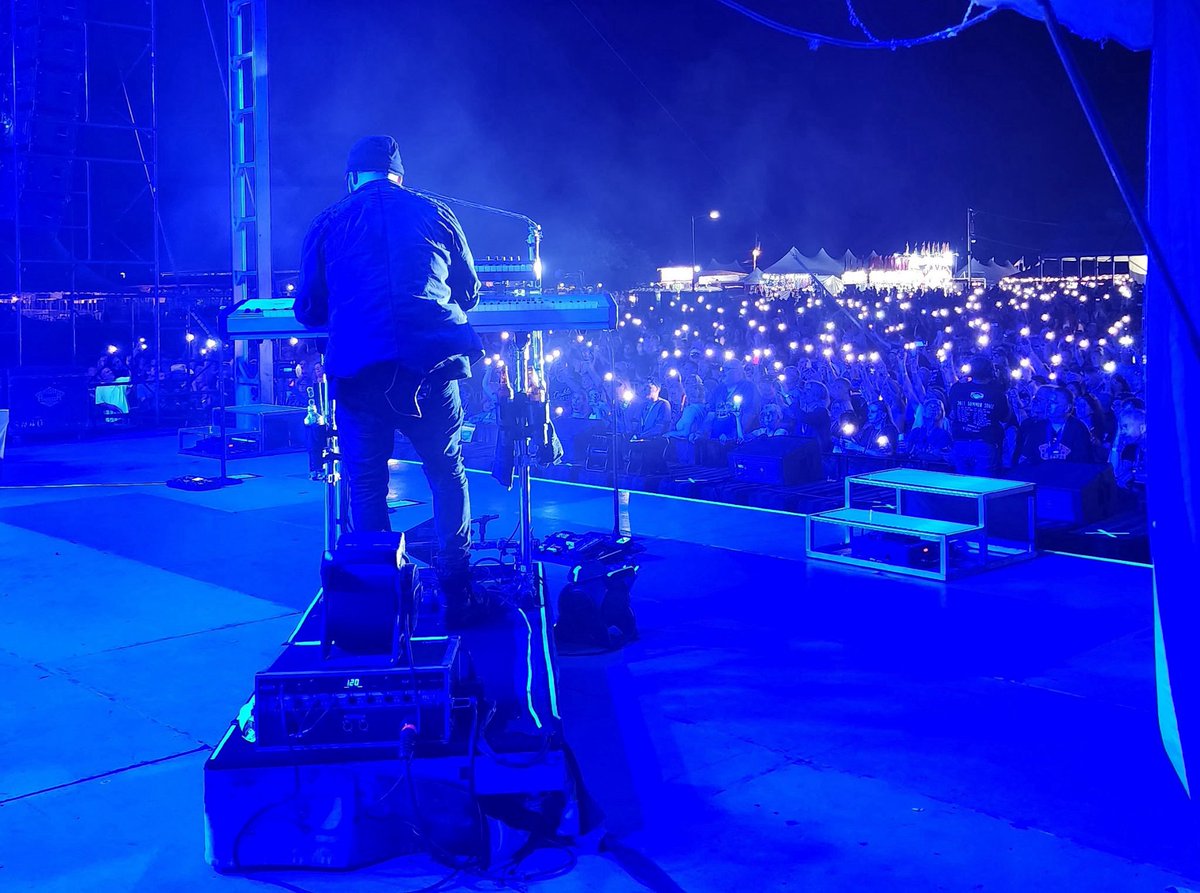 ericlevymusic's tweet image. Last night in Wisconsin. 14+ years in with this band, so grateful to continue experiencing moments like these!
📸: Michelle Sparks