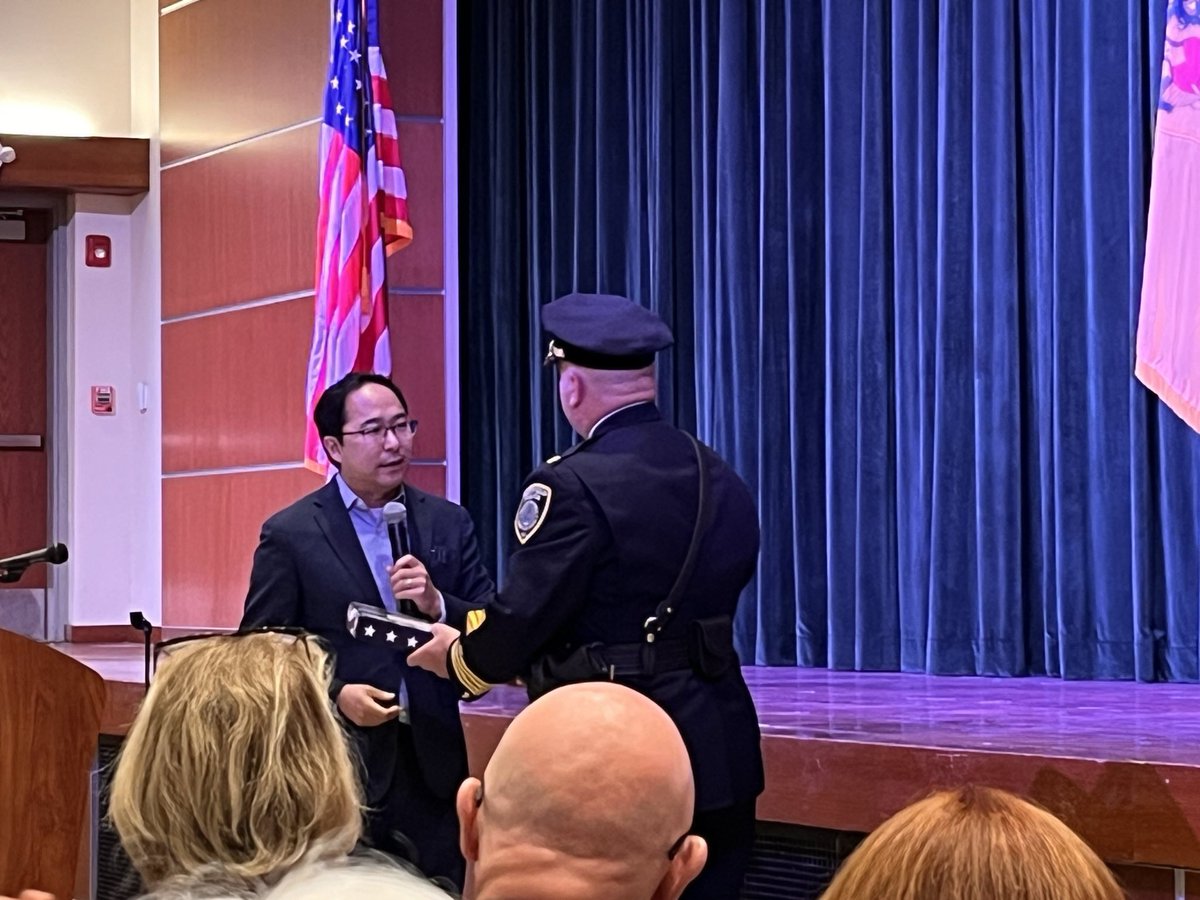 michaelrothnj's tweet image. Yesterday, @SenatorAndyKim held a town hall in Westfield to do what Tom Kean Jr continues to fail to do: show up for our district.
Senator Kim reminded us that the opposite of democracy is apathy — and seeing over 500 people turn out only strengthened my belief that we will…