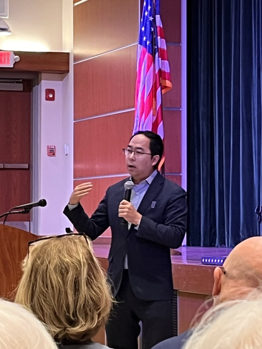 michaelrothnj's tweet image. Yesterday, @SenatorAndyKim held a town hall in Westfield to do what Tom Kean Jr continues to fail to do: show up for our district.
Senator Kim reminded us that the opposite of democracy is apathy — and seeing over 500 people turn out only strengthened my belief that we will…