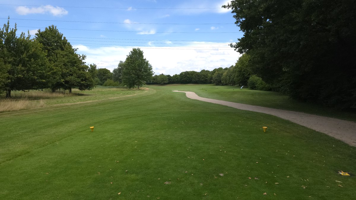 The par 4 3rd hole at Unna-Fröndenberg in Germany 🇩🇪. 18 holes weekend greenfee at 80 EUR was a good deal, course in good shape and enjoyable. We started at 13h00 and went round in 3h20 minutes.
