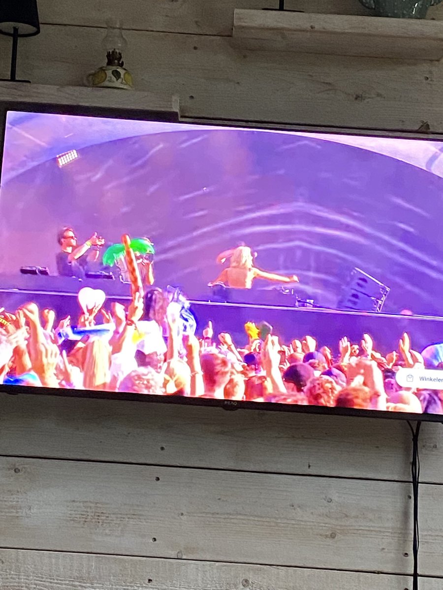 Wat heeft ze te zoeken op
Mainstage ? #Tomorrowland