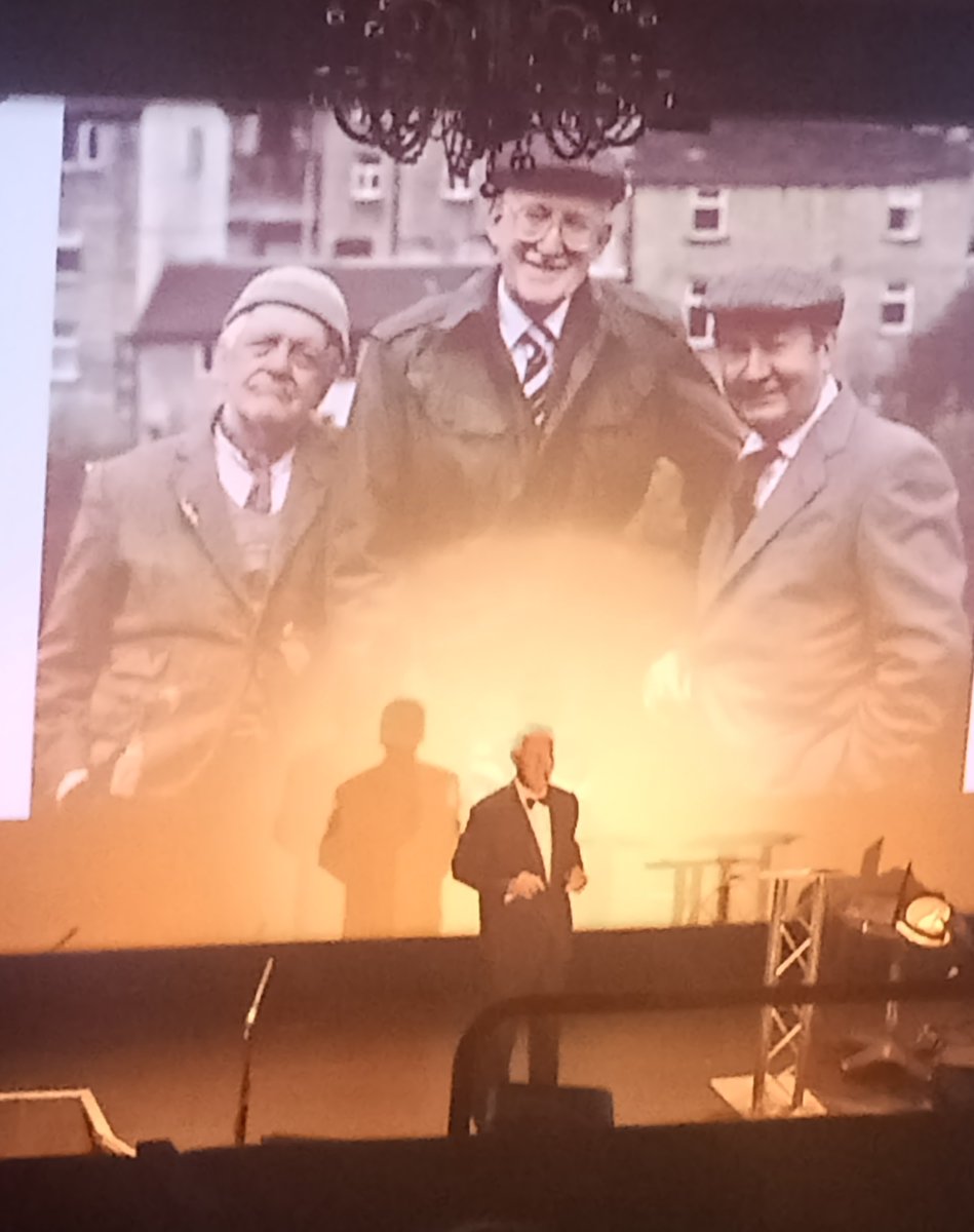 JulianDutton1's tweet image. Not every day of the week one appears on the bill with Jesus, Bernie Clifton and Basil Brush. Thrilling Sunday variety at the Savoy Theatre Monmouth. Thank you @TalkingPicsTV!