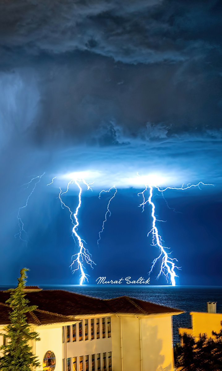 Ne geceydi ama. Sabrın sonunda çift yıldırımlı bir sahneyi yakalayabilmiştim.

#Trabzon