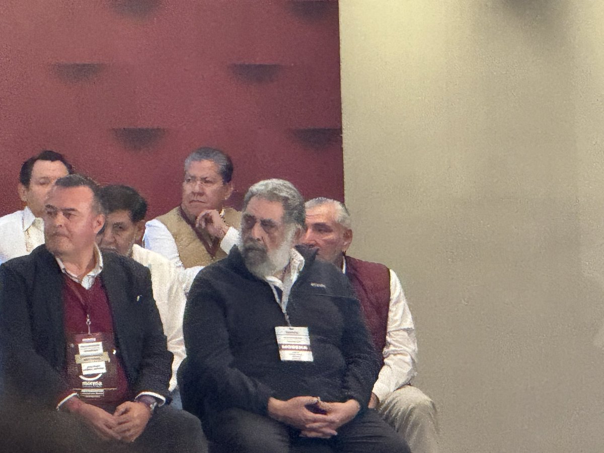 Reaparece <a href="/adan_augusto/">Adán Augusto López H</a> en el consejo nacional de Morena. En la esquina y hasta atrás del presidium