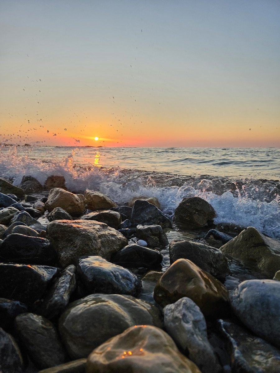 annaJones980's tweet image. 🌅 Golden hour therapy.
Some evenings are made of saltwater, sunsets, and silent gratitude. ✨️