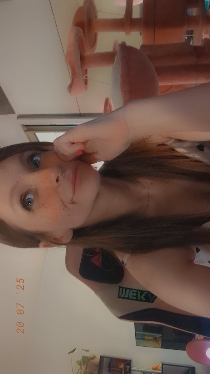 Le stream est lancé, y a soirée Rolus à 20h30. 
Mais avant ça, j'ai peut être bien une annonce à vous faire 👉👈
Twitch tv Billiechou