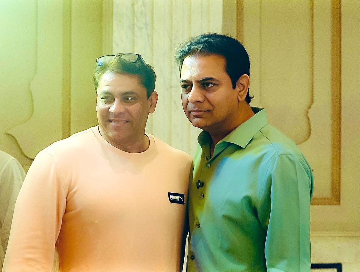 KTR (@ktrbrs) on Twitter photo Was good to meet one of my favourites <a href="/Broacha_Cyrus/">Cyrus Broacha</a> in the sidelines of <a href="/journalism_talk/">Talk Journalism</a> event
Been a fan for a long time since he was a VJ in MTV during my college days Was good to meet one of my favourites <a href="/Broacha_Cyrus/">Cyrus Broacha</a> in the sidelines of <a href="/journalism_talk/">Talk Journalism</a> event
Been a fan for a long time since he was a VJ in MTV during my college days
