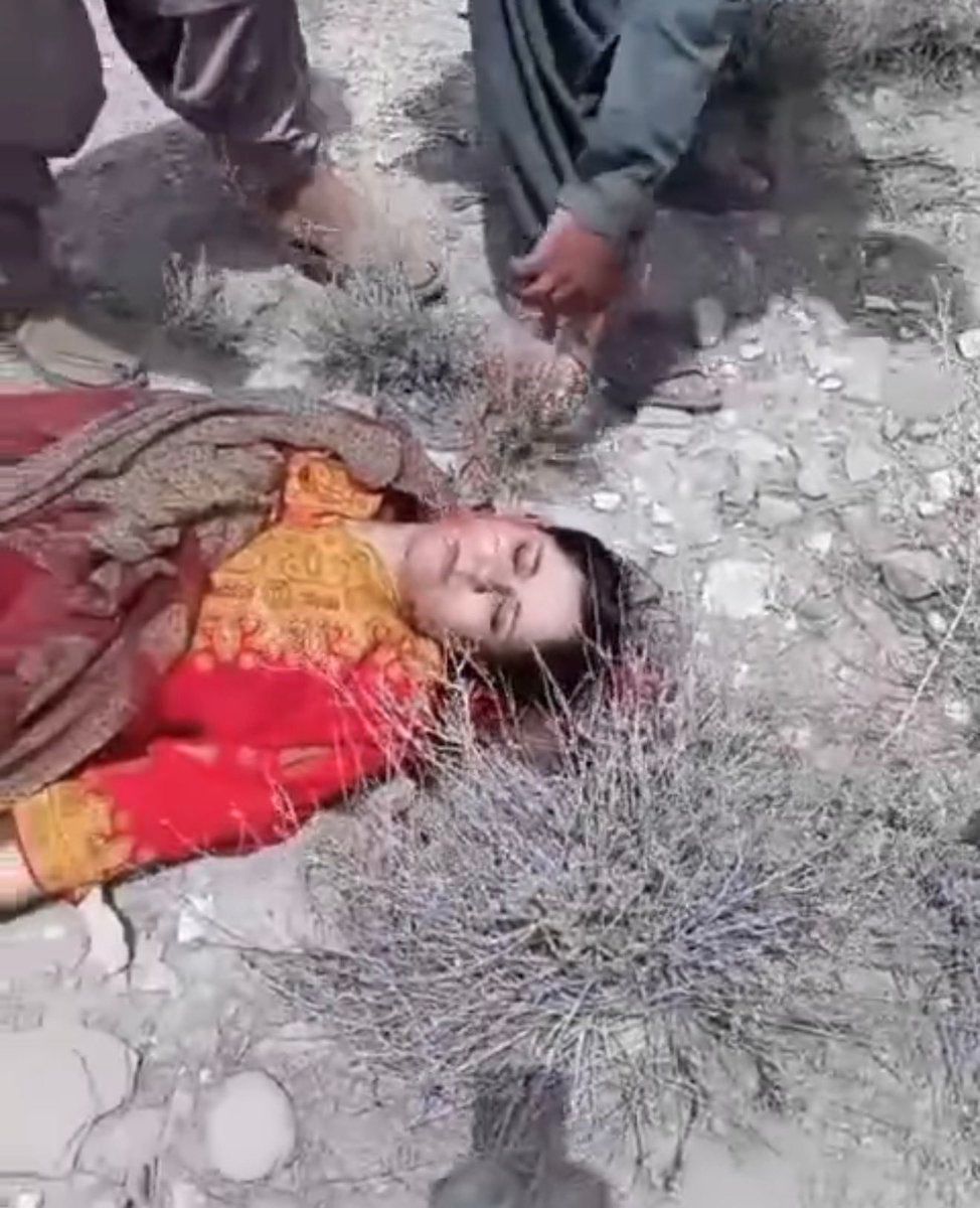 قاتل لڑکی کا بھائی کا نام جلال ہیں یہاں موجود ایک صوفی سلطان ایک سفر محمد نامی شخص بھی ہیں
فائرنگ کرنے والا جلال ہیں اور اس قسم کا فیصلہ کرنے والے تمام جرگے مخں شریک افراد کو کھٹرے میں لانا چاہئے
#زرک_اور_شیتل_کو_انصاف_دو