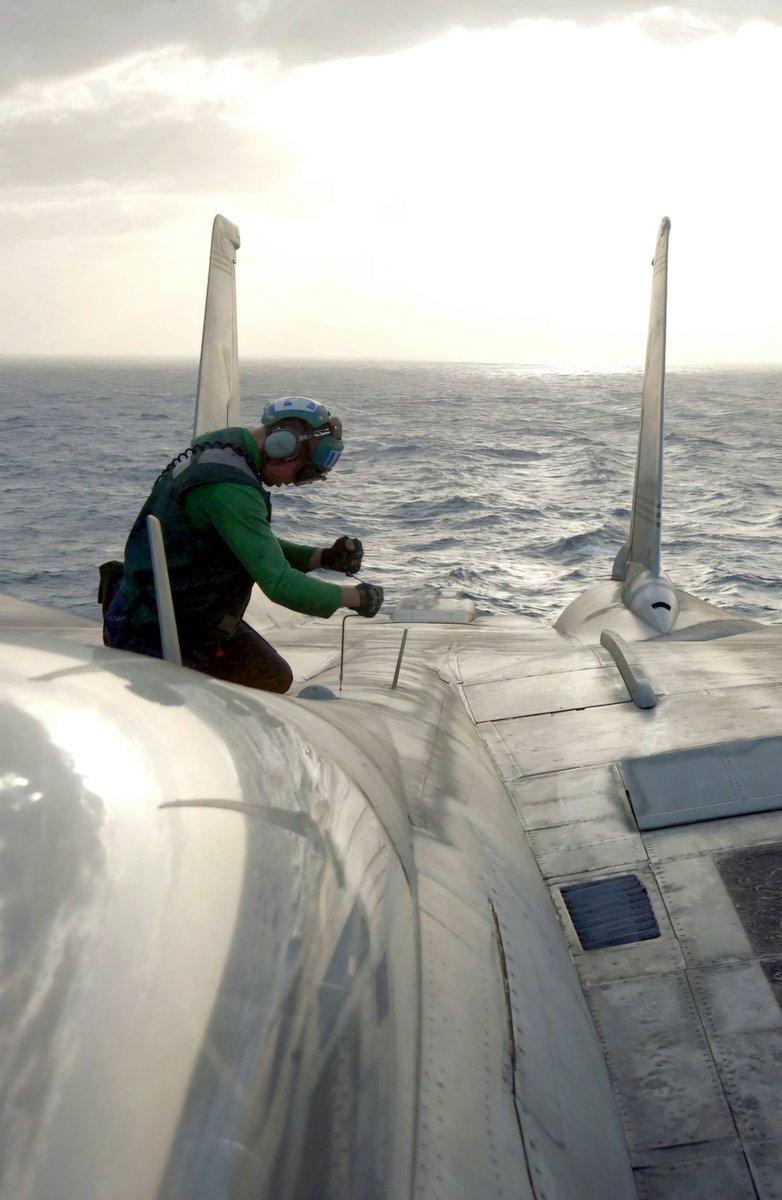 RealAirPower1's tweet image. A Green Jersey screwing a Tomcat 😀 The F-14 was notoriously maintenance-hungry, requiring 40 to 60 hours of upkeep per flight hour. This was largely due to its complex design and, of course, the harsh conditions of carrier ops.
