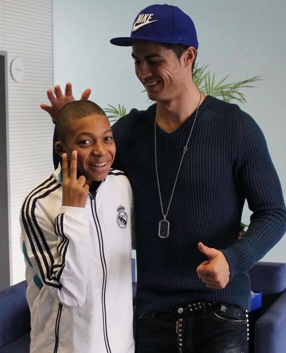 MbappeOOC's tweet image. Kylian Mbappe revealed it was Zinedine Zidane who took his picture with Cristiano Ronaldo.
Thatβs CRAZY.π€ͺ