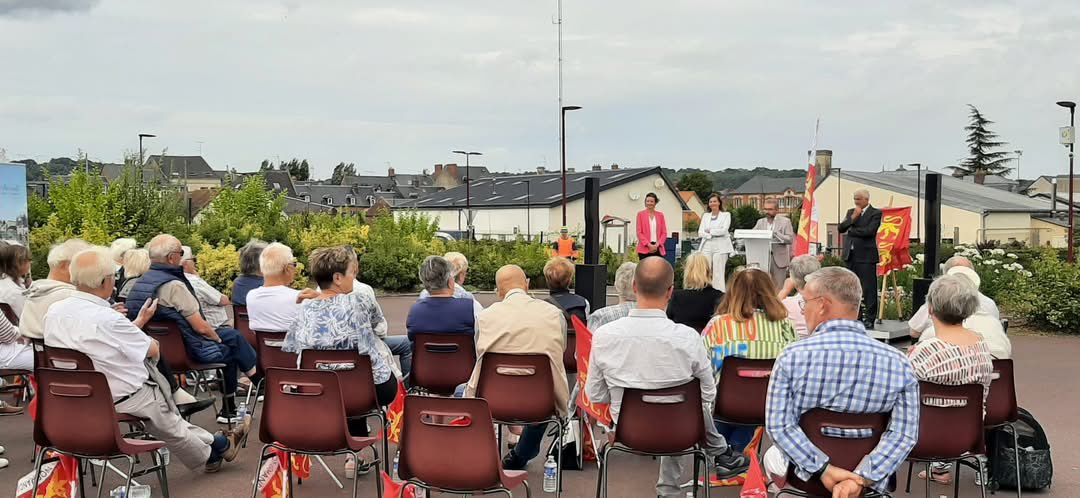 NacionsSEstat's tweet image. La localitat de Dozuley inaugura senyalització en llengua normanda amb suport de la federació d&apos;entitats FALE.

Inaugurachion du panné en normand Dozuley aveuc eul persident eud la Normandie, la mairesse, les gens du hammé et la FALE.