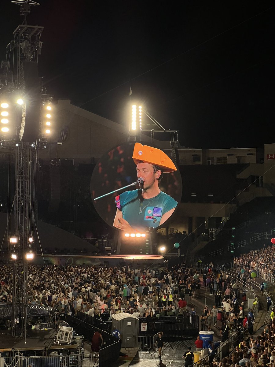 SleeperBears's tweet image. NO CHRIS MARTIN WHAT ARE YOU DOING TAKE IT OFFFFF