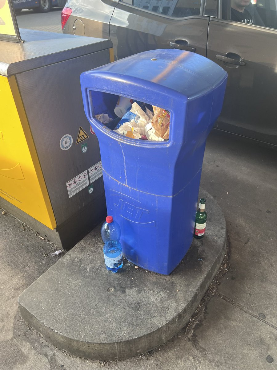In diesem Mülleimer an einer Tankstelle sucht eine alte Frau vor meinen Augen nach Pfandflaschen. Sie fragte mich, ob ich Flaschen für sie hätte, woraufhin ich ihr Geld gab. Schande über die dt. Politik, die 150 Mrd für Rüstung ausgibt und ihre Rentner hungern lässt.