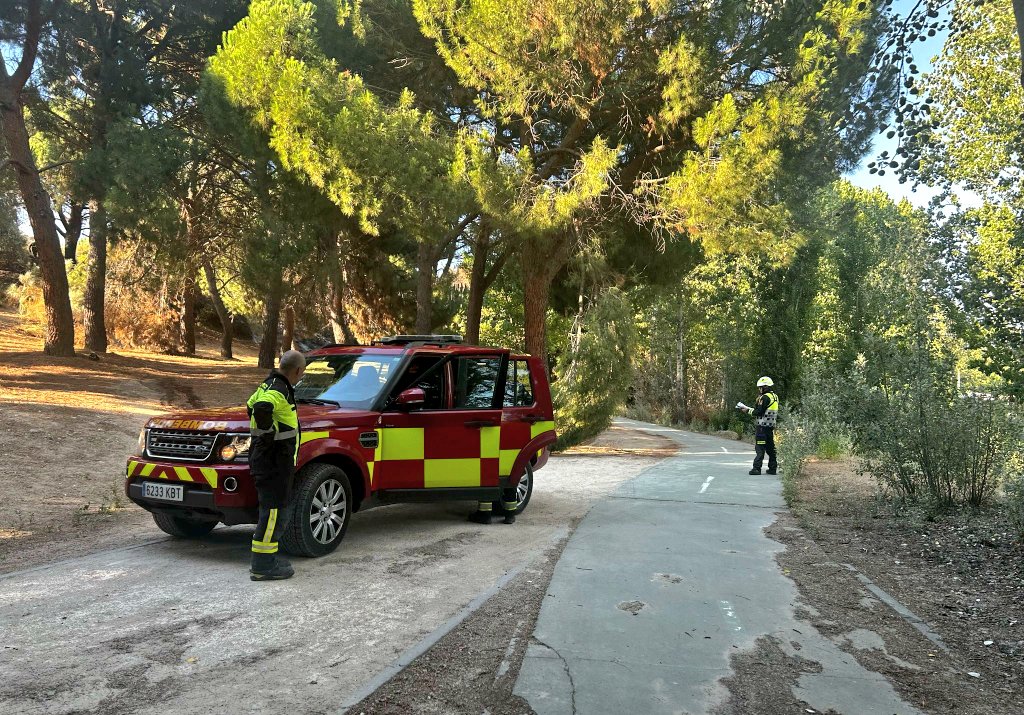 Arroyomolinos's tweet photo. Incendio controlado en la vía pecuaria de Arroyomolinos.

Cinco dotaciones se encuentran ahora mismo sobre el terreno en labores de refresco. 

En las tareas de extinción han trabajado más de 35 indicativos, tres helicópteros, seis medios y una cuba. https://t.co/b0DbOz7R41