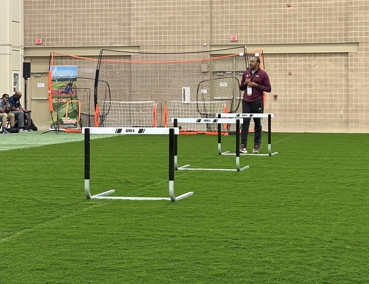 jrichardsNORTH's tweet image. Getting to learn hurdle fundamentals from Aries Merritt!!