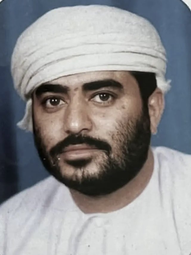 عسى داره هميم الغيث ويباتـي
رعدها يستمع م البعد دناته

وبه تصبح مفانيها ملياتـي
ومنبوت الفلاء تخضر زافاتـه

لكم يا بوحمد هذي مشاكاتي
عسى تسعف غريق وسط موجاته

سلامي عد ما يسجع بوناتـي
حمام الورق ويلاعي بوناتـه..

#السيد_فاتك_بن_فهر