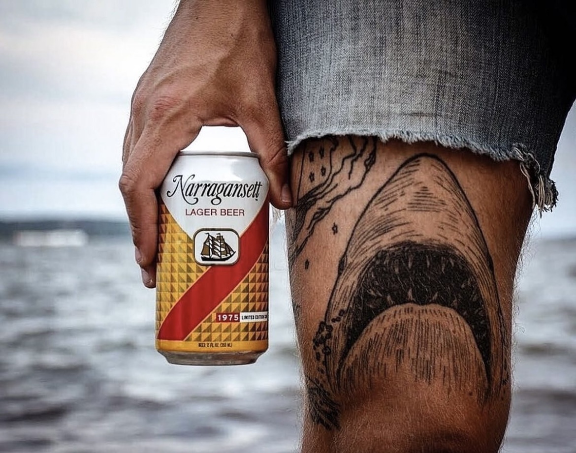 Gansettbeer's tweet image. Jorts season and shark week, our favorite time of year!
#jaws #beer #jorts #beach #crushitlikequint #sharkweek #shark #narragansett