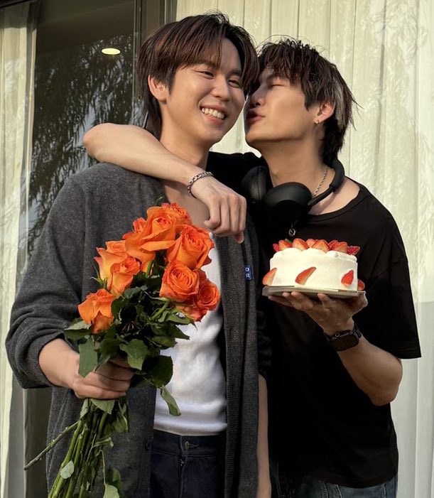 bounpremarea's tweet image. “it”s just a photo why are you crying?”

the photo: