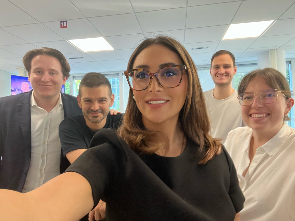 margothaddad's tweet image. Dernière ligne droite pour la fine équipe avant des vacances bien méritées ! ☀️ 🌊
A ce soir 📺 20H - 00H @LCI
