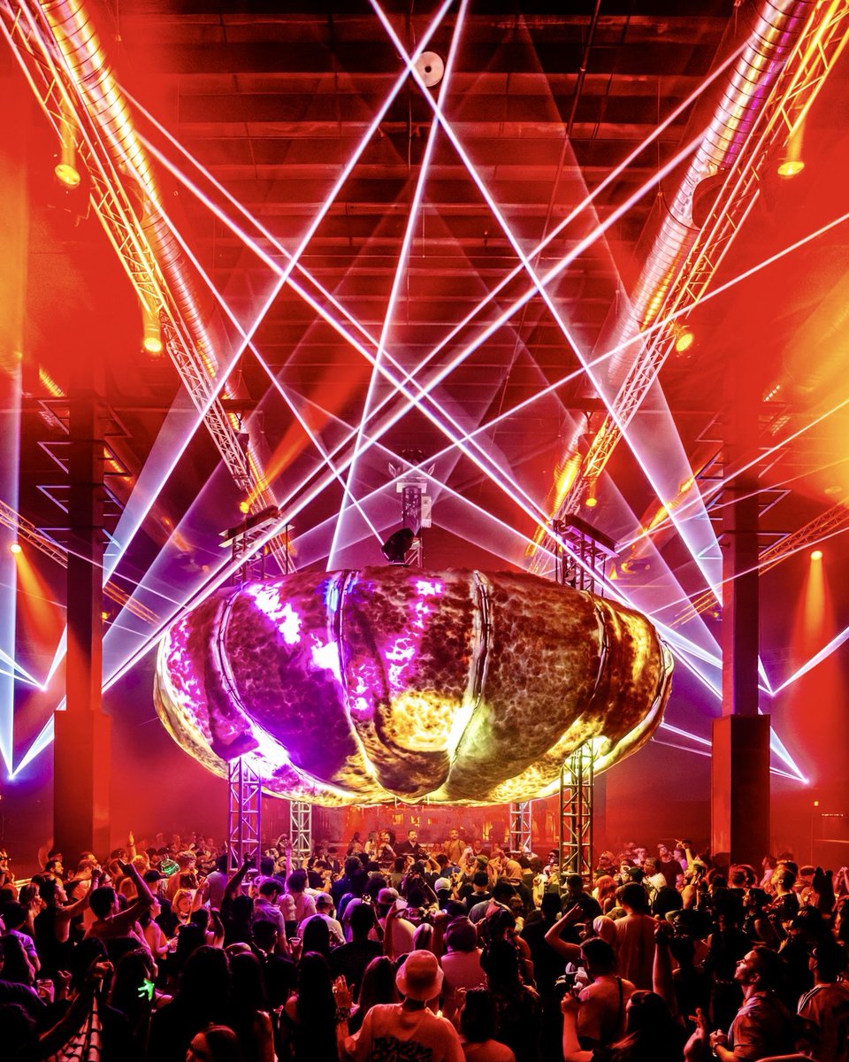 SiloDallas's tweet image. The vibes were sky high for @realfluffycloud last night 🌩️ What an electric 360° experience ⚡️
Next weekend 🕺 Join us on
Thursday: World of Drum and Bass at @ductworkdallas🥁🔊
Friday: Freakazoid Robots w/ @TrivectaMusic @MitisOfficial & more 🤖💥
Saturday: @GreenVelvet_…