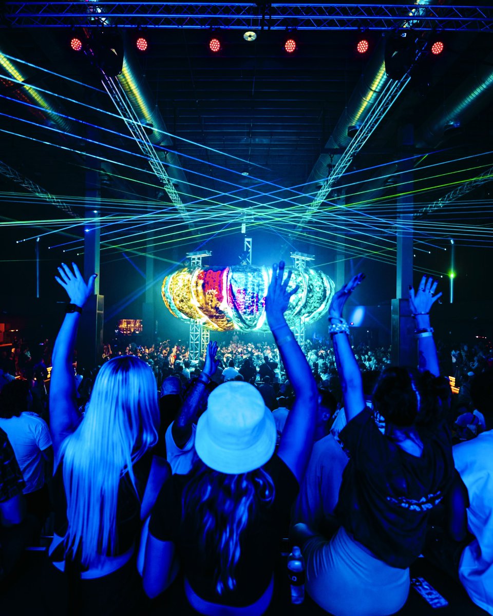 SiloDallas's tweet image. The vibes were sky high for @realfluffycloud last night 🌩️ What an electric 360° experience ⚡️
Next weekend 🕺 Join us on
Thursday: World of Drum and Bass at @ductworkdallas🥁🔊
Friday: Freakazoid Robots w/ @TrivectaMusic @MitisOfficial & more 🤖💥
Saturday: @GreenVelvet_…