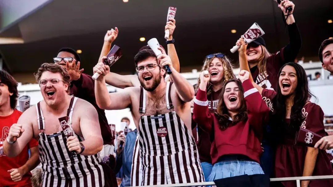 All_SECFB's tweet image. What would a realistic “dream season” be for @HailStateFB in 2025? #MoreCowbell
READ MORE: si.com/college/arkans…