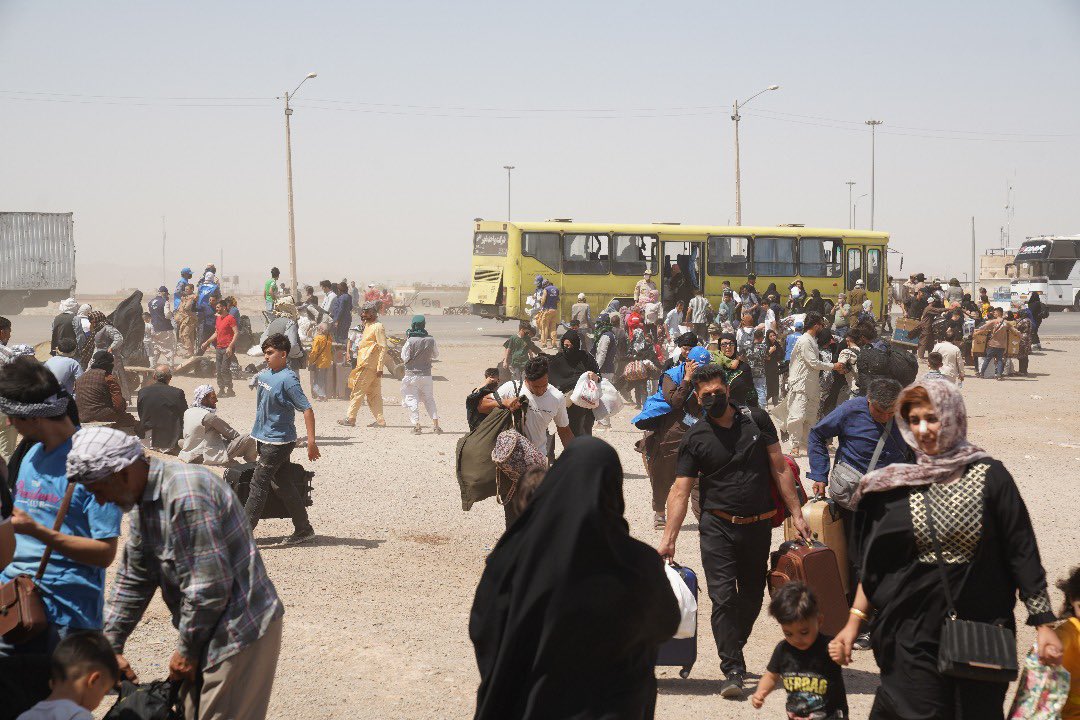 FilippoGrandi's tweet image. A new Afghan emergency: thousands of Afghans expelled by Iran cross daily into their country — officials and aid agencies are striving to organize and help, but more funding is needed, especially in places where returnees head back to: reintegration will be a big, big challenge!