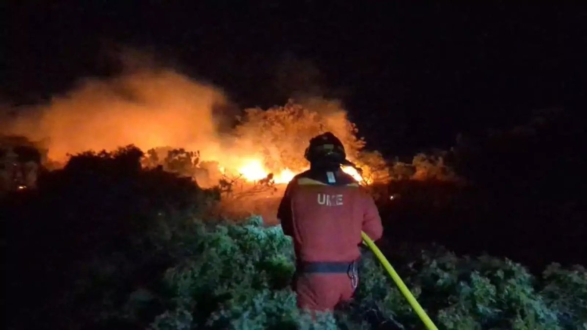 apuntnoticies's tweet photo. 🔴 #IFIbi | Les 30 persones desallotjades per l’incendi d’Ibi podran tornar a casa demà
Els veïns del paratge de Sant Pasqual començaran a tornar a casa, tot i que es mantindran restriccions d’accés per seguretat mentre continuen les tasques d’extinció
Més informació ⤵️ https://t.co/TcRXMQAnve