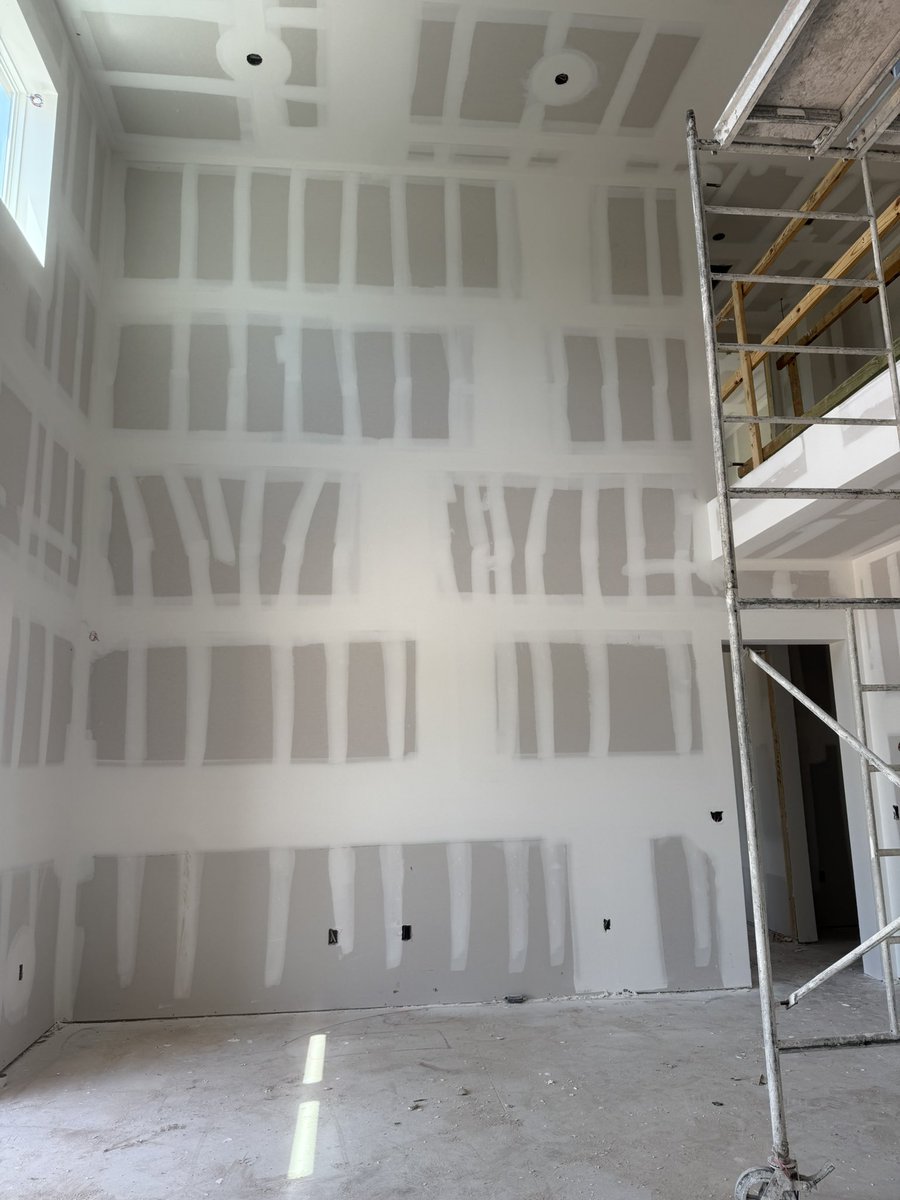 taymelo's tweet image. Walls are up  y’all 😍😍😍😍 
The 20” ceiling is my fav part ..