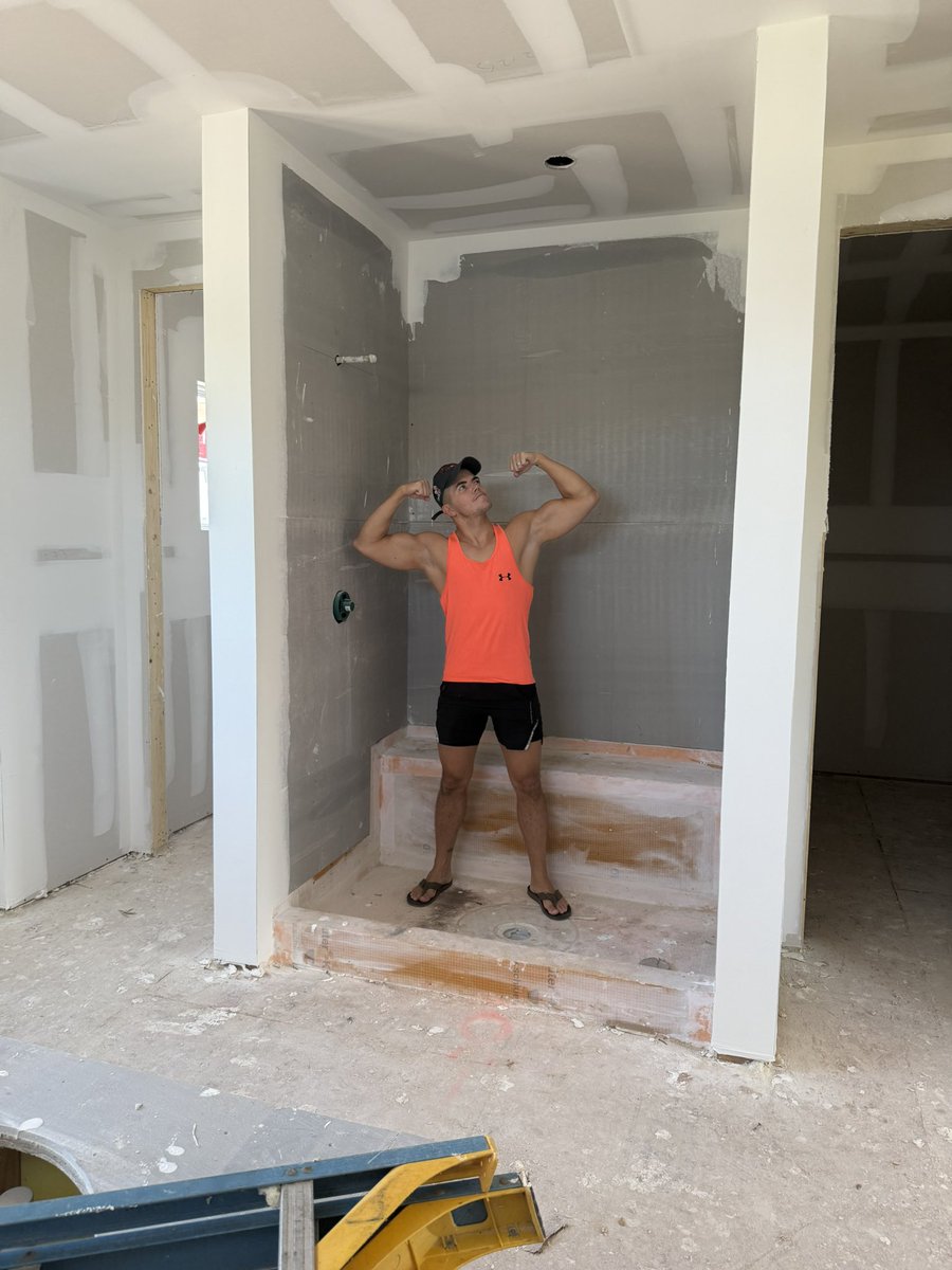 taymelo's tweet image. Walls are up  y’all 😍😍😍😍 
The 20” ceiling is my fav part ..