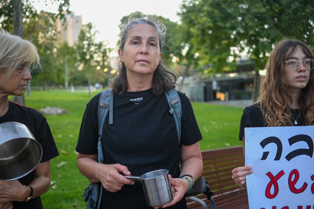 flom_jess's tweet image. A silent protest against the hunger in Gaza was held today in front of the American consulate,
