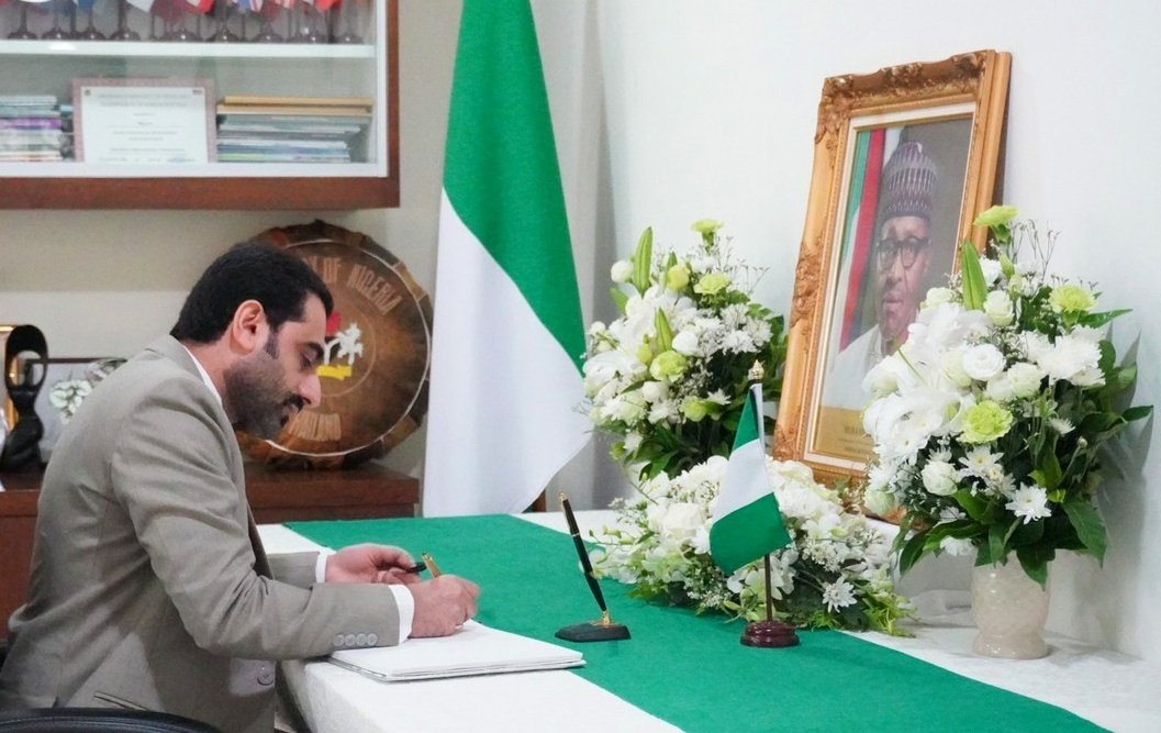 BahrainEmbTH's tweet image. قدم السيد  محمد عبدالله الكوهجي  القائم بأعمال سفارة  مملكة البحرين في بانكوك، واجب العزاء  في وفاة فخامة السيد  محمدو بخاري الرئيس السابق لجمهورية نيجيريا الاتحادية ، بمقر سفارة نيجيريا في مملكة تايلاند.