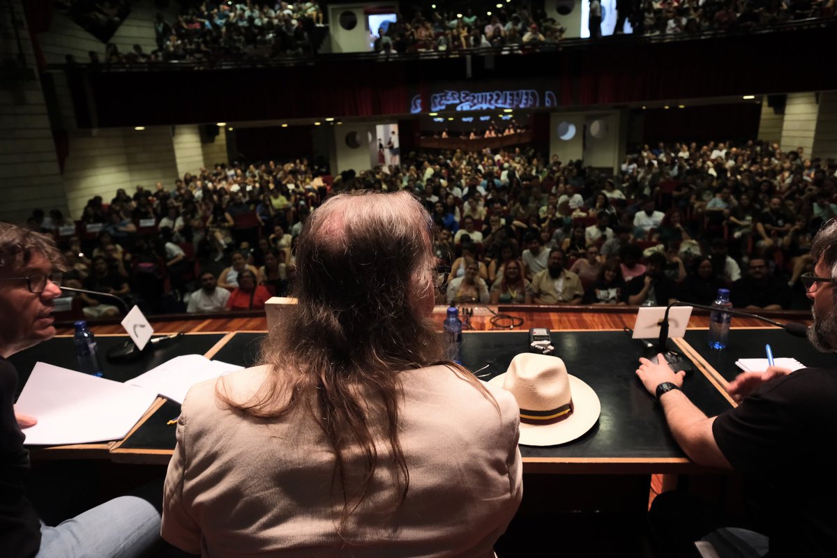 JorgeIvanArgiz's tweet image. Avanzado el sábado del #celsius2025 presenté el encuentro con KIM NEWMAN (@AnnoDracula). Hablamos de sus novelas, de ser crítico de cine, de mandar un cuento suyo a Marte (sí, así es) y de mucho más. Y nos quedamos con ganas de seguir escuchándole y conociéndole más.