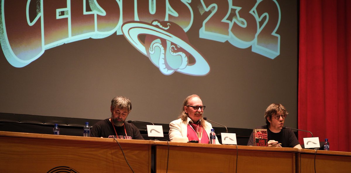 JorgeIvanArgiz's tweet image. Avanzado el sábado del #celsius2025 presenté el encuentro con KIM NEWMAN (@AnnoDracula). Hablamos de sus novelas, de ser crítico de cine, de mandar un cuento suyo a Marte (sí, así es) y de mucho más. Y nos quedamos con ganas de seguir escuchándole y conociéndole más.