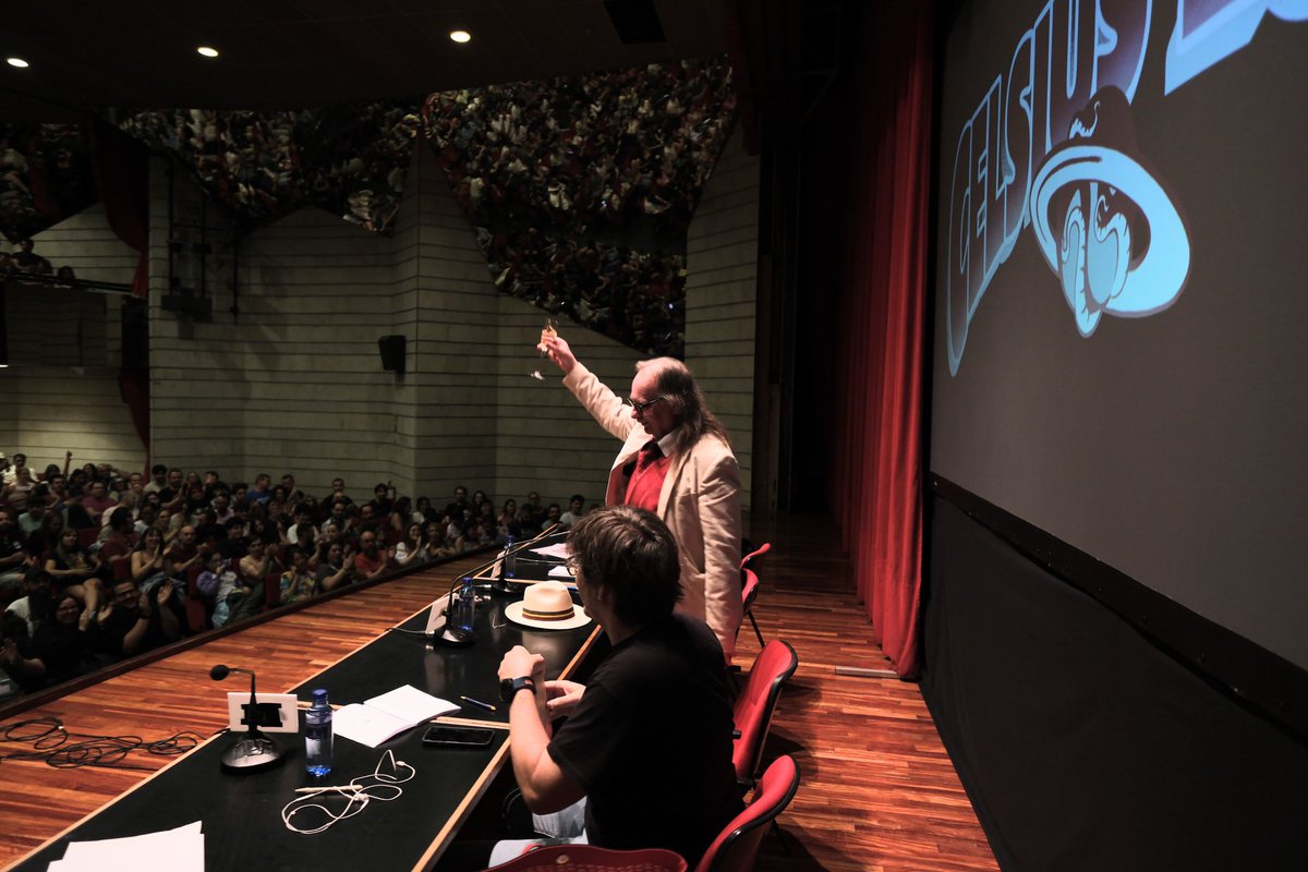 JorgeIvanArgiz's tweet image. Avanzado el sábado del #celsius2025 presenté el encuentro con KIM NEWMAN (@AnnoDracula). Hablamos de sus novelas, de ser crítico de cine, de mandar un cuento suyo a Marte (sí, así es) y de mucho más. Y nos quedamos con ganas de seguir escuchándole y conociéndole más.