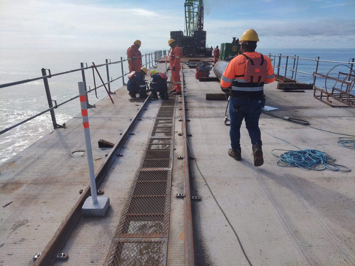 QuinnOil's tweet photo. En la construcción del Muelle Fiscal multipropósito, la tecnología es clave para la eficiencia y seguridad en la obra. Observe los rieles para movimiento de los componentes estructurales. https://t.co/jCcwdFbc4j