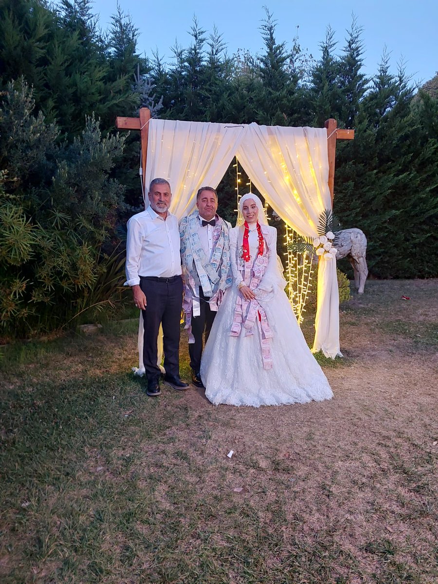 Tebrik ediyorum

İkisi de kuzenlerimin çocukları, ikisi de yeğenim: Özal &amp; Çiğdem yeğenlerime iki cihan saadeti diliyorum. 

Allah mesut-bahtiyar eylesin.